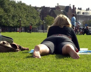2 ladies with uber-cute culos caught in public park