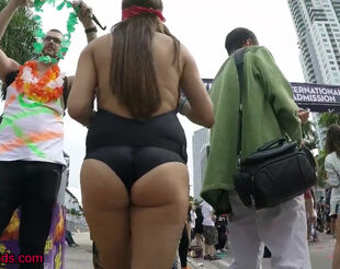 Candid women with unbelievable massive donk at public